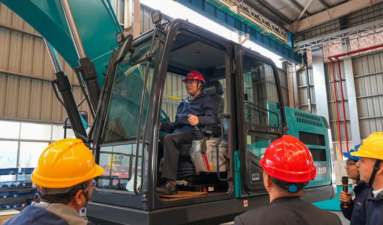 聚焦市場需求，山河智能三款精品工程液壓挖掘機(jī)成功下線